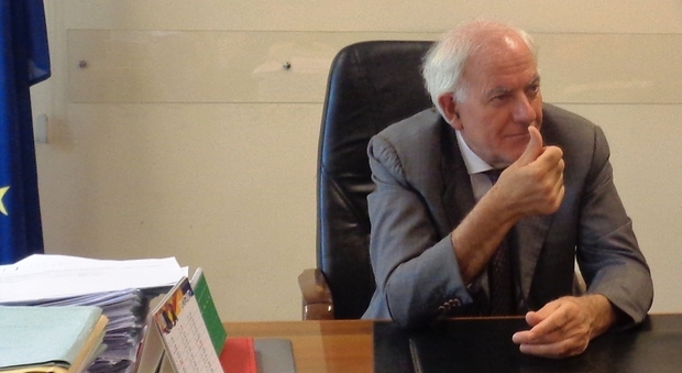 Il sindaco Antonio Amente nel suo ufficio al Comune