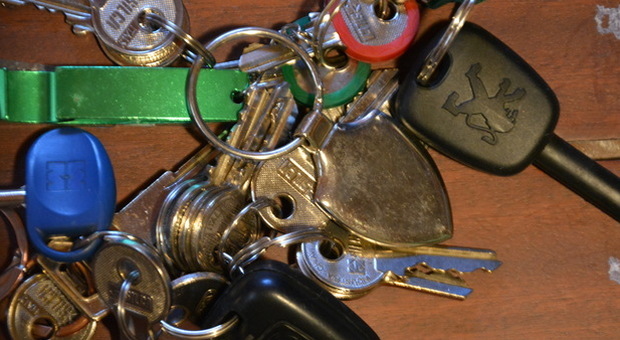 Lascia le chiavi inserite: i ladri gli rubano la macchina e il gasolio