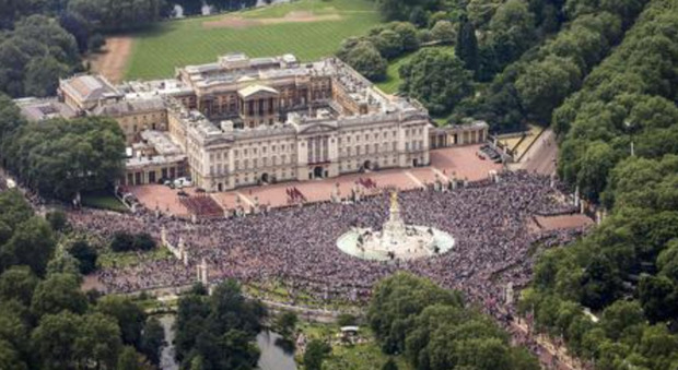 Buckingham Palace apre i propri giardini ai sudditi, si potrà fare anche il pic nic