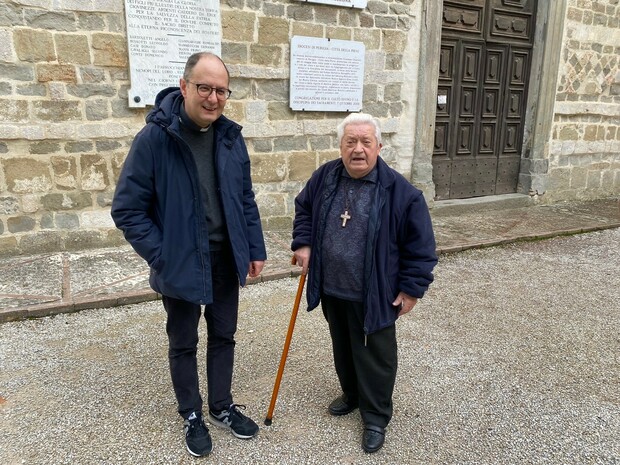 L'arvivescovo Ivan Maffeis e don Renzo Piccioni Pignani a Montecorona