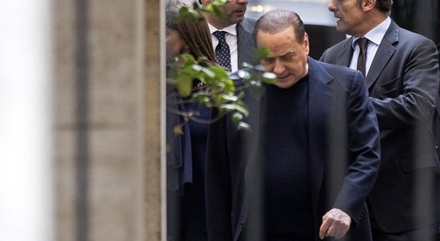 La mossa di Berlusconi per spaccare i dem, ma Renzi lo gela: non tratto