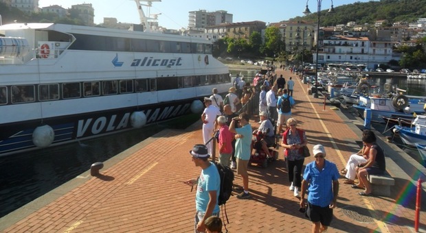Turisti in attesa del Metreò del Mare al porto di Agropoli