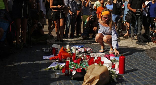 Gentiloni chiama Rajoy: il terrore non vincerà. Mattarella: gli attentatori non rimarranno impuniti. Il Papa: atto disumano. Merkel: non cambieremo vita