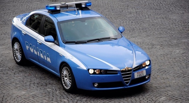 Roma, con una roncola contro la polizia: agente gli spara, ferito