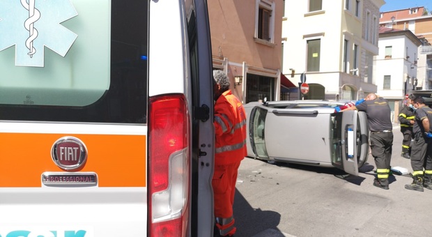San Benedetto, scontro tra auto all'incrocio, una si ribalta: una donna all'ospedale