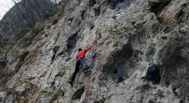 Tragedia sfiorata in Val Rosandra: scalatore precipita ma la fune lo salva