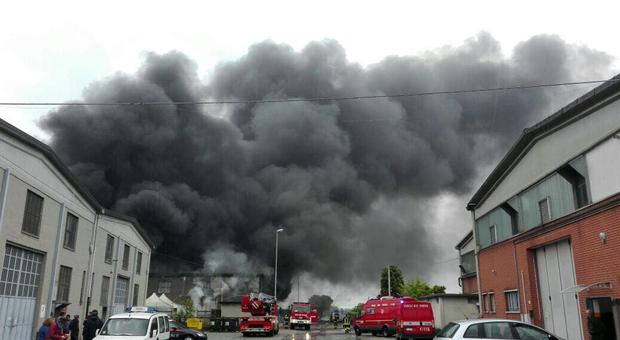 Torino, in fiamme fabbrica di polistirolo, capannone e macchinari distrutti, zona invasa dal fumo