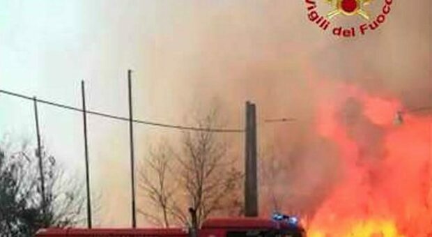 Incendi in Sicilia, le fiamme a Enna minacciano le case: famiglie evacuate