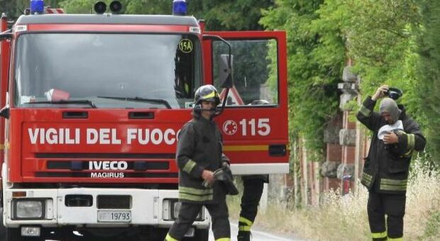 Incendio all'auto di un ispettore della polizia locale: distrutta completamente la Peugeot