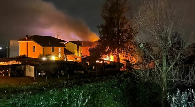 Esplosione in garage, villa a fuoco nella frazione di Roverdicrè. Chiusa la strada per Rovigo