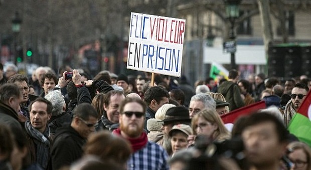 Francia, dopo Théo compare un altro caso di violenza sessuale: 27enne stuprato con un manganello da un agente