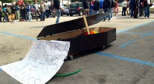 Salerno, operaio chiuso in una bara per protesta