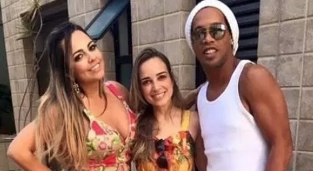 Ronaldinho sposerà le sue due fidanzate ad agosto: ma in Brasile la bigamia è illegale
