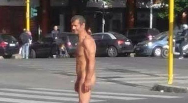 uomo nudo per le strade di Trastevere (Twitter Tmnews)