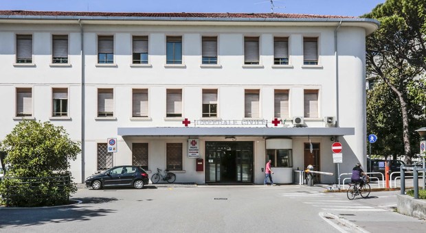 Ospedale, sala d'attesa "invasa" dalle badanti: «Mangiano e litigano»