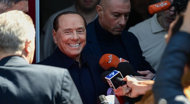 Berlusconi lascia l'ospedale: «Ripresa formidabile, ma che paura. Farò campagna elettorale»