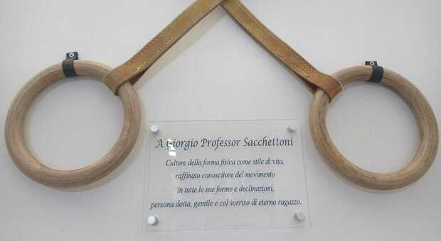 Una targa speciale e i "suoi" anelli. Il Liceo Galilei di Ancona ricorda il professore di educazione fisica Giorgio Sacchettoni.