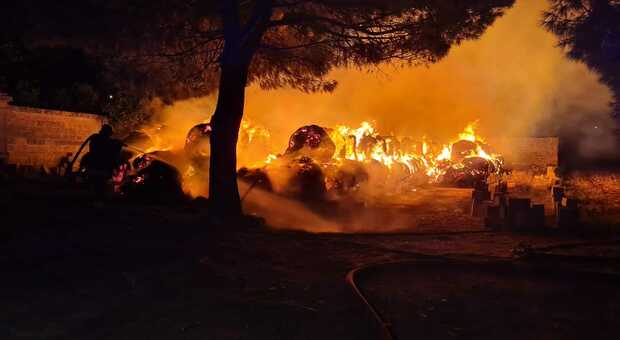 Incendio nel basso Salento nella notte: paura per i residenti