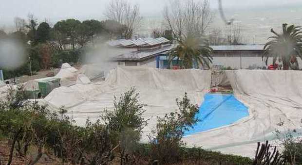 Ancona, il vento fa crollare le coperture delle piscine