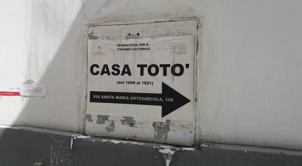 «Ecco la casa di Totò», cartelli fai da te nel Rione Sanità per aiutare i turisti