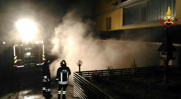 Nella notte scoppia l'incendio in una falegnameria: i danni sono ingenti