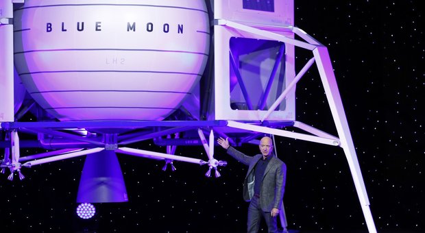 Luna, Jeff Bezos in testa alla corsa per riportare l'uomo sul satellite
