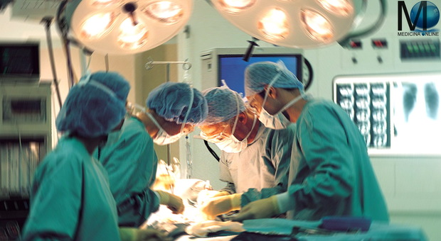 Operazione chirurgica con due equipe per asportare un doppio tumore