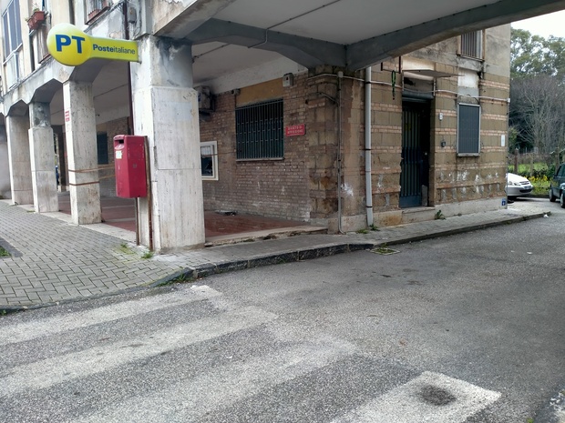 «Aprite, devo fare un'indagine»: finto carabiniere rapina le poste a Pozzuoli