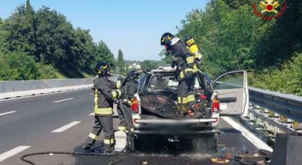 In fiamme un'auto sull'Ascoli-Mare in direzione Ancarano: danni al materiale trasportato