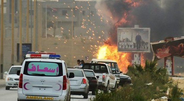 Libia, l’ambasciata italiana: "Via dal Paese". L'Isis prende il controllo di tv e radio a Sirte