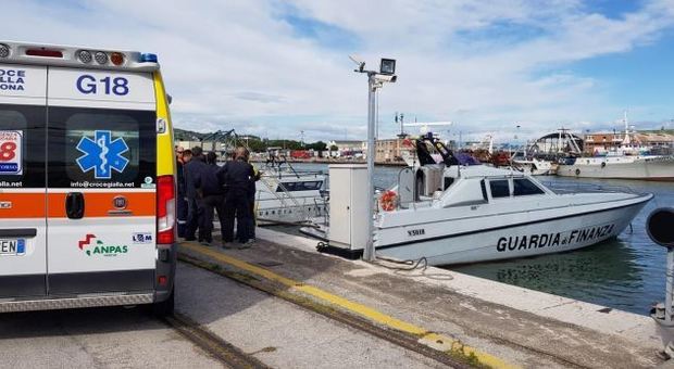 Accusa infarto a bordo del catamarano Salvato dalla Guardia di Finanza