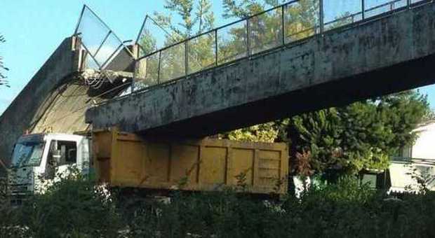 Roma, ponte crolla su camion in via Flaminia: strada chiusa, bus deviati