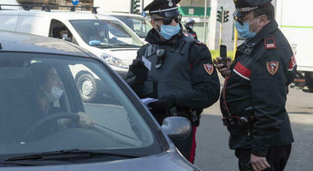 Roma, controlli in Centro: i carabinieri multano sette persone senza mascherina