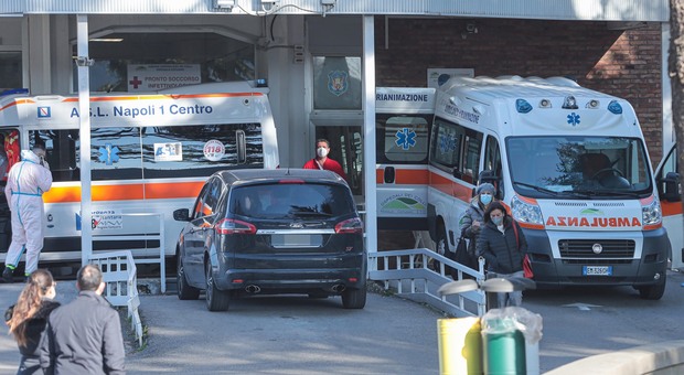 Covid a Napoli, piano contro il caos ambulanze all'ospedale Cotugno: ampliato il pronto soccorso