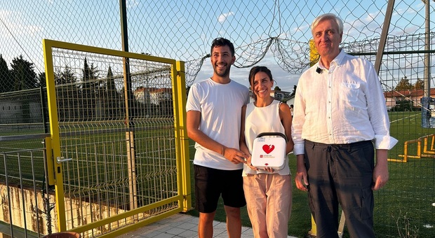 Castel di Lama, il regalo di matrimonio che viene dal cuore: due sposi donano un defibrillatore al campo sportivo