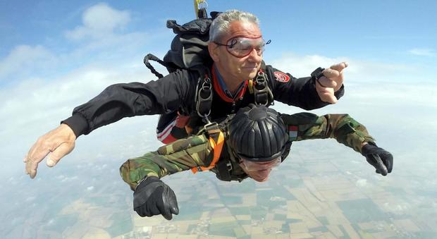 Reduce di guerra si lancia con il paracadute a 96 anni: "A 100 lo rifaccio"