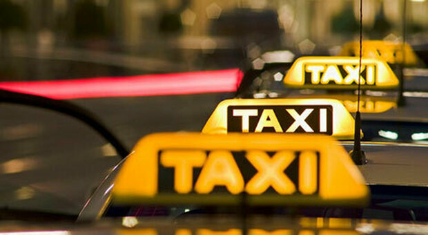 Fabriano, avanti e indietro dalla zona rossa in taxi e deruba anche l'autista: denuncia e multa Covid