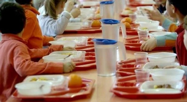Sono sette ormai i comuni che puntano il dito contro la Dussmann, la società che fornisce i pasti nella scuole