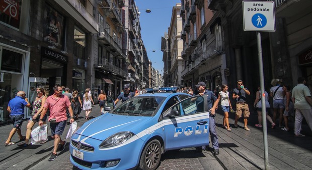 Napoli, choc in via Toledo: 68enne accoltella la compagna in strada tra la folla