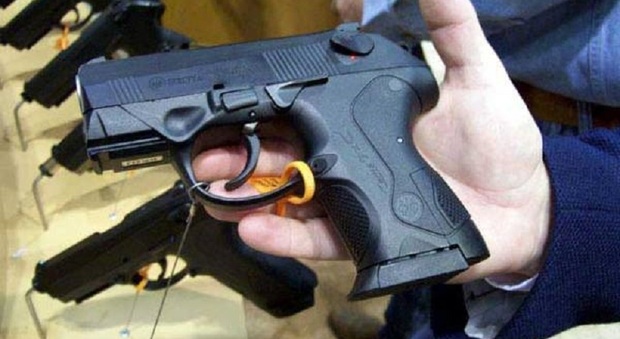 Una Beretta 9x21, l'arma usata per sparare