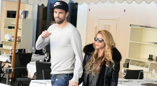 Shakira parla di Piqué in tribunale: «Era un bambinone scatenato. Feci atterrare un aereo solo per dargli un bacio»