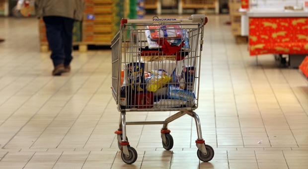 Sassocorvaro, rubano 450 euro di cosmetici al supermercato: denunciati 2 uomini e una donna
