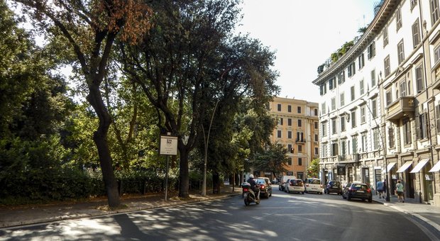 Roma, crolla cornicione: ferita una ragazza