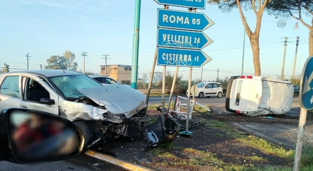 Scontro fra auto e furgone all'incrocio tra Appia e via Epitaffio: 4 feriti, uno è in prognosi riservata