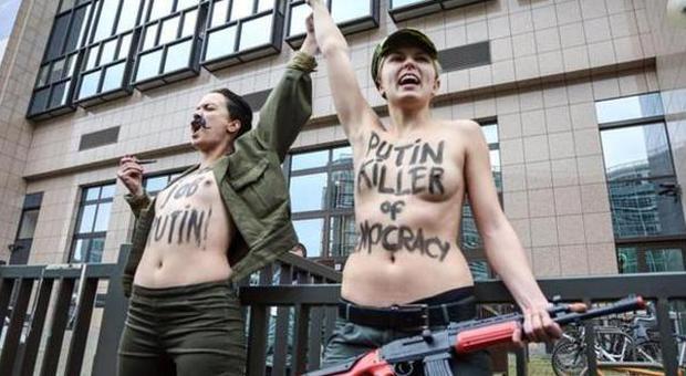 Le Femen irrompono al Vertice Ue-Russia