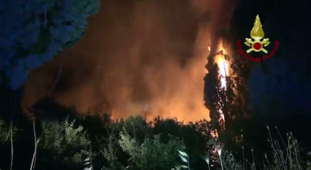 Gli incendi in Calabria fanno due vittime: morti due anziani di 76 e 79 anni. Emergenza in Aspromonte