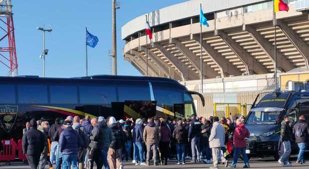 Arriva il bus del Lecce ma i giocatori restano fuori dallo stadio. Ecco cosa è successo