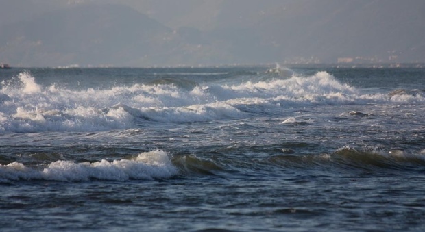 Si tuffa per salvare la moglie e muore annegato: tragedia in mare a Ostuni