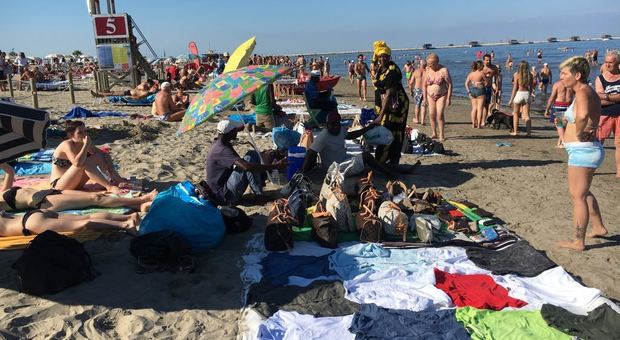 Venditori abusivi in una spiaggia del litorale veneziano