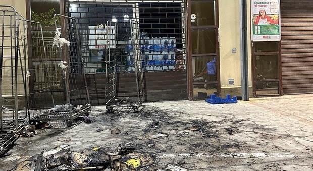 Santa Maria di Castellabate, fiamme davanti al supermercato: danneggiata anche un'auto